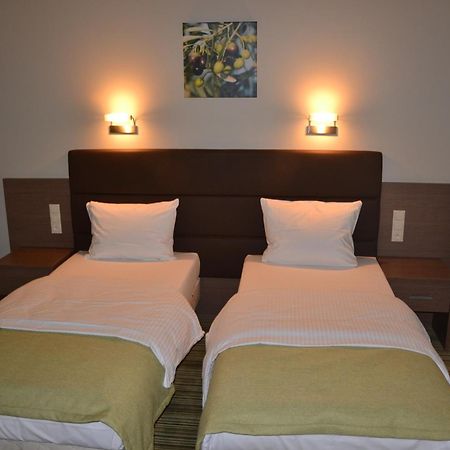 Hotel Pod Debem Tarnów エクステリア 写真