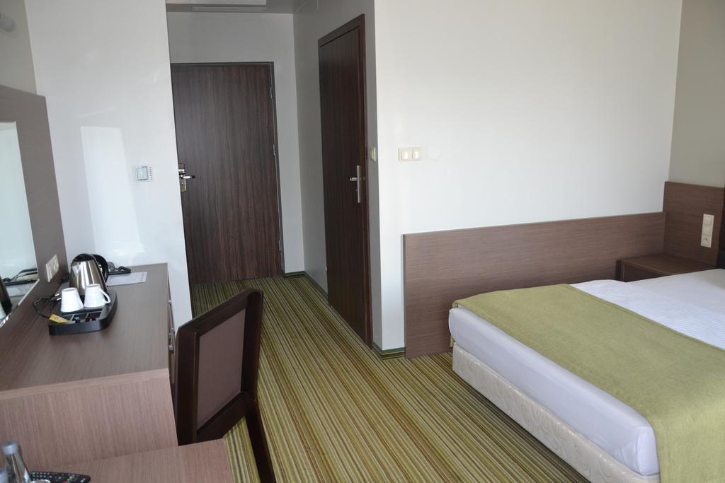 Hotel Pod Debem Tarnów エクステリア 写真
