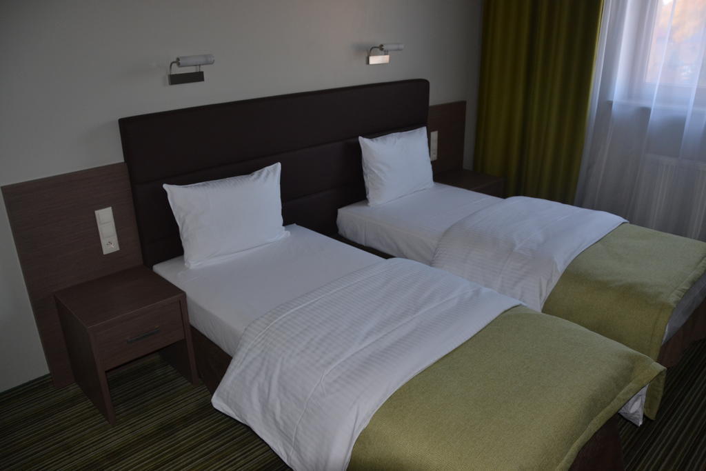 Hotel Pod Debem Tarnów エクステリア 写真